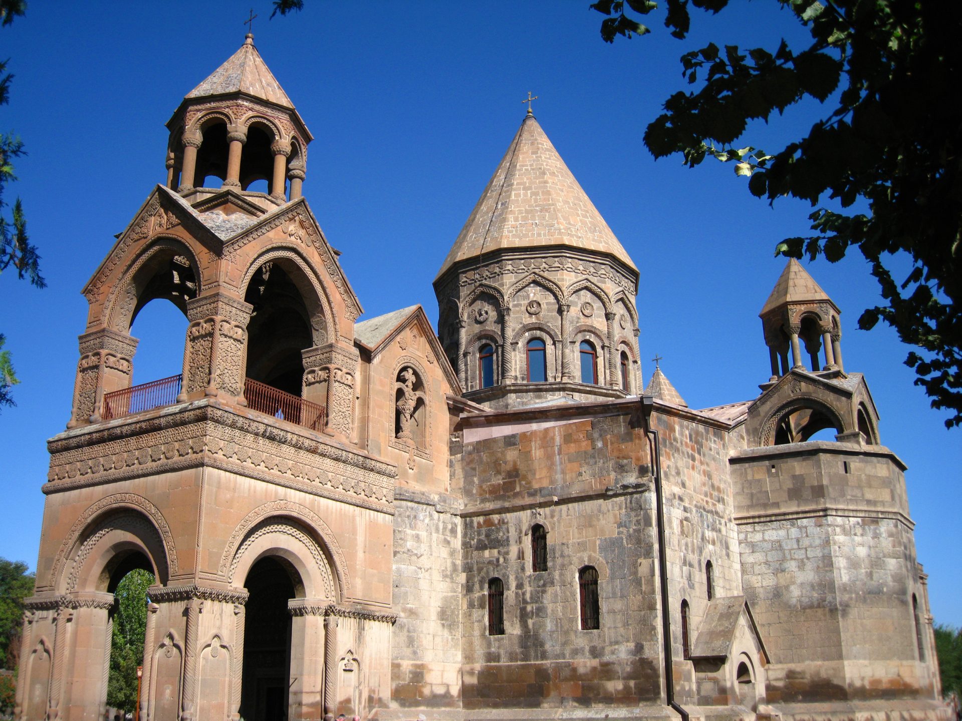 Армянская апостольская церковь призывает полицию уважать права и свободы граждан