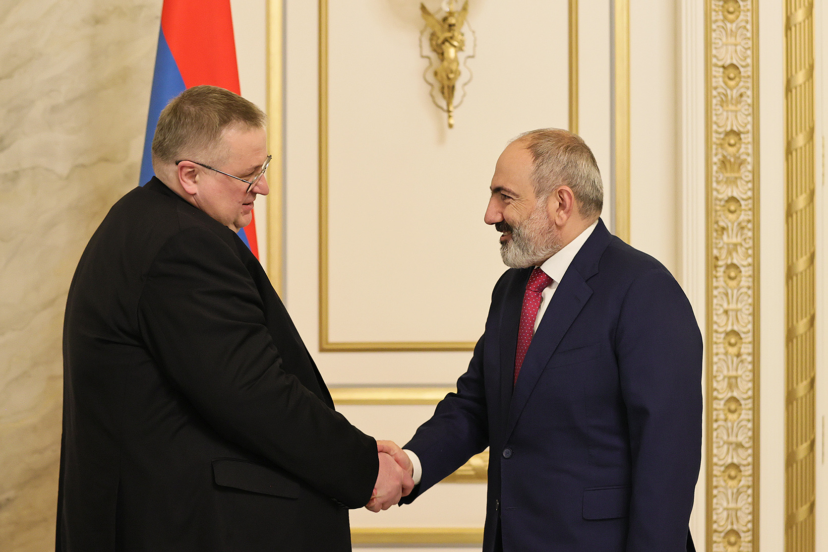 Пашинян и Оверчук обсудили повестку армяно-российского сотрудничества 
