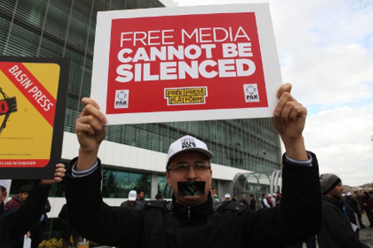 В Турции уволили с работы 400 журналистов оппозиционных СМИ