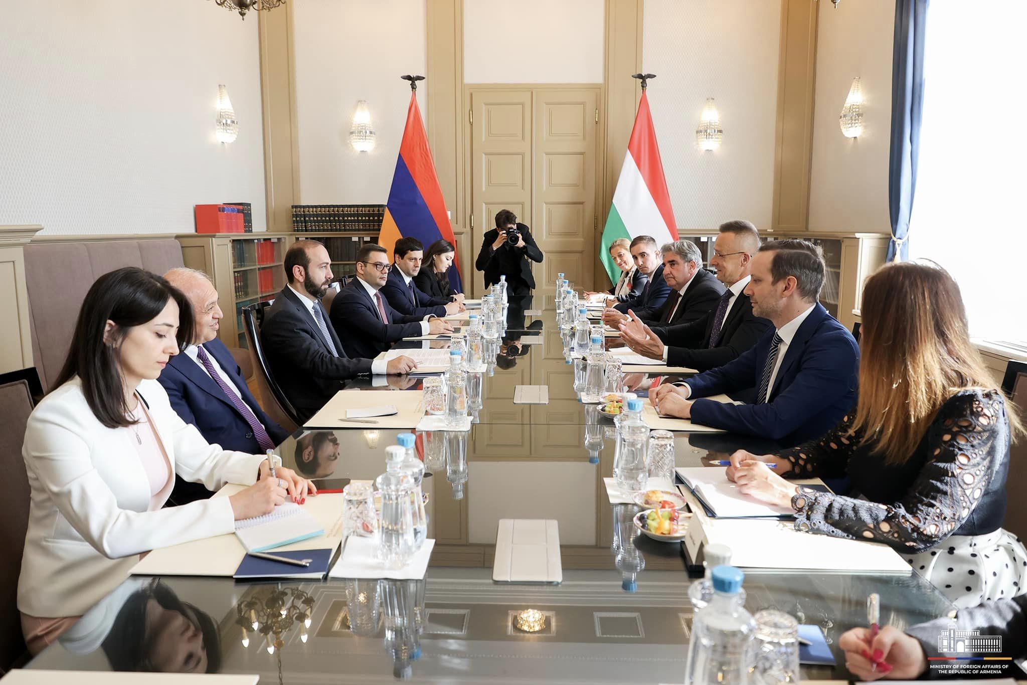 Продолжается встреча министров иностранных дел Армении и Венгрии в расширенном составе
