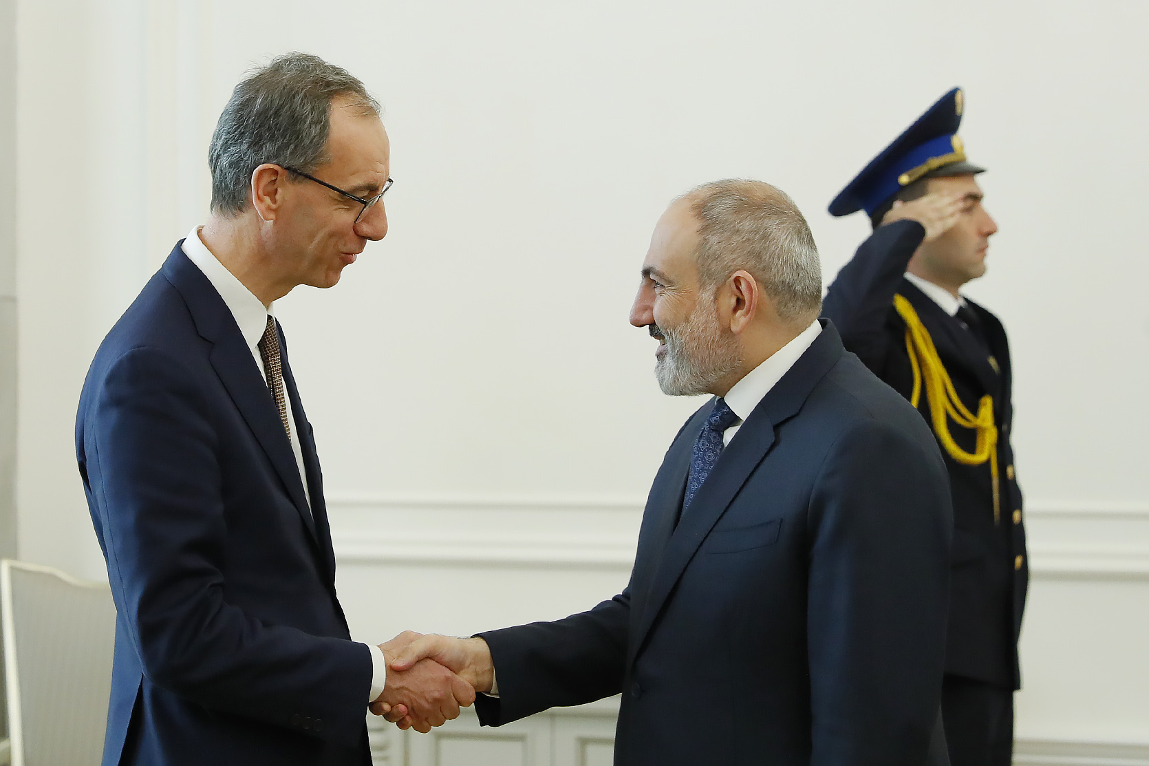 Пашинян принял командующего гражданскими операциями Европейской службы внешних связей