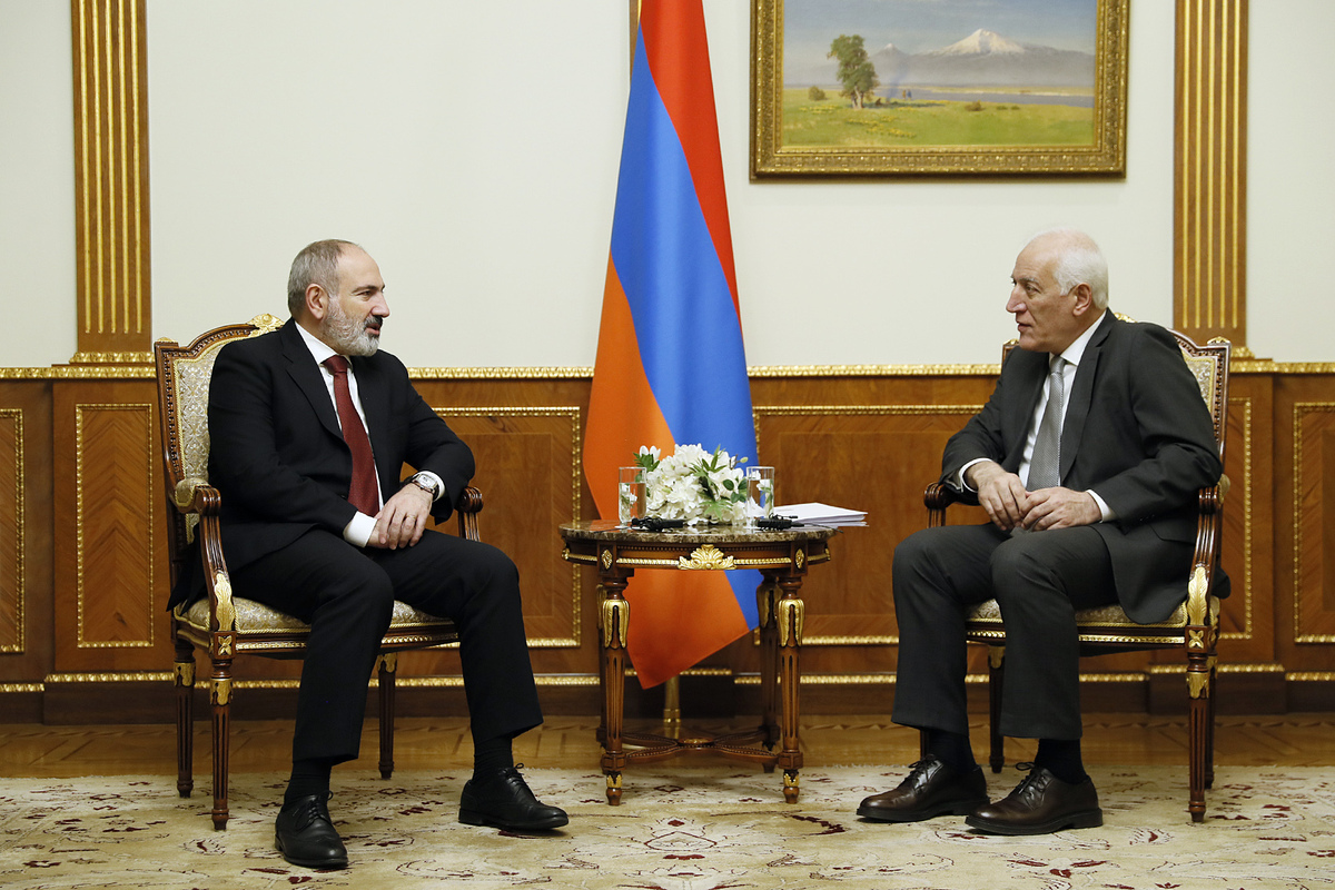 Премьер и президент Армении обсудили ситуацию в Лачинском коридоре