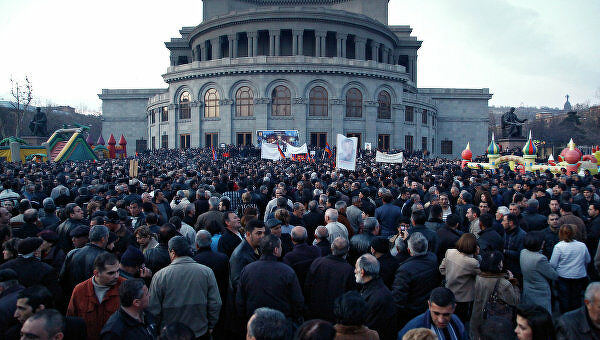 Артур Казинян: Дороги в Ереван блокируются, люди идут пешком 