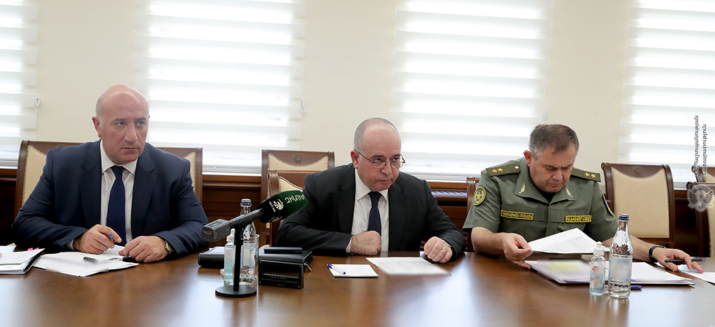 Министр обороны Армении обсудил в ведомстве старт трехмесячных сборов резервистов