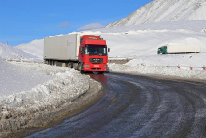 Автодорога Степанцминда-Ларс открыта: со стороны России скопилось 400 грузовиков