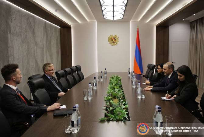 Секретарь Совбеза Армении и посол Канады обсудили ситуацию с безопасностью в регионе 