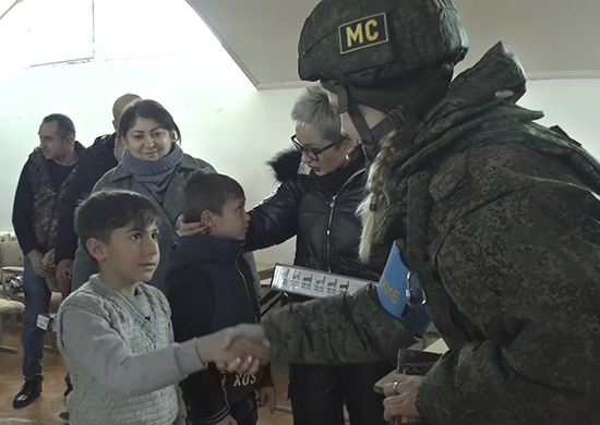 Миротворцы РФ оказали гумпомощь более 50 детям в селе Кочогот Карабаха