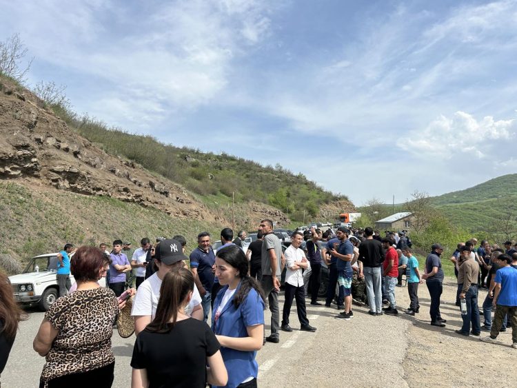Перекрыта трасса Ереван – Армавир: Оппозиция требует у полиции задержать Пашиняна 