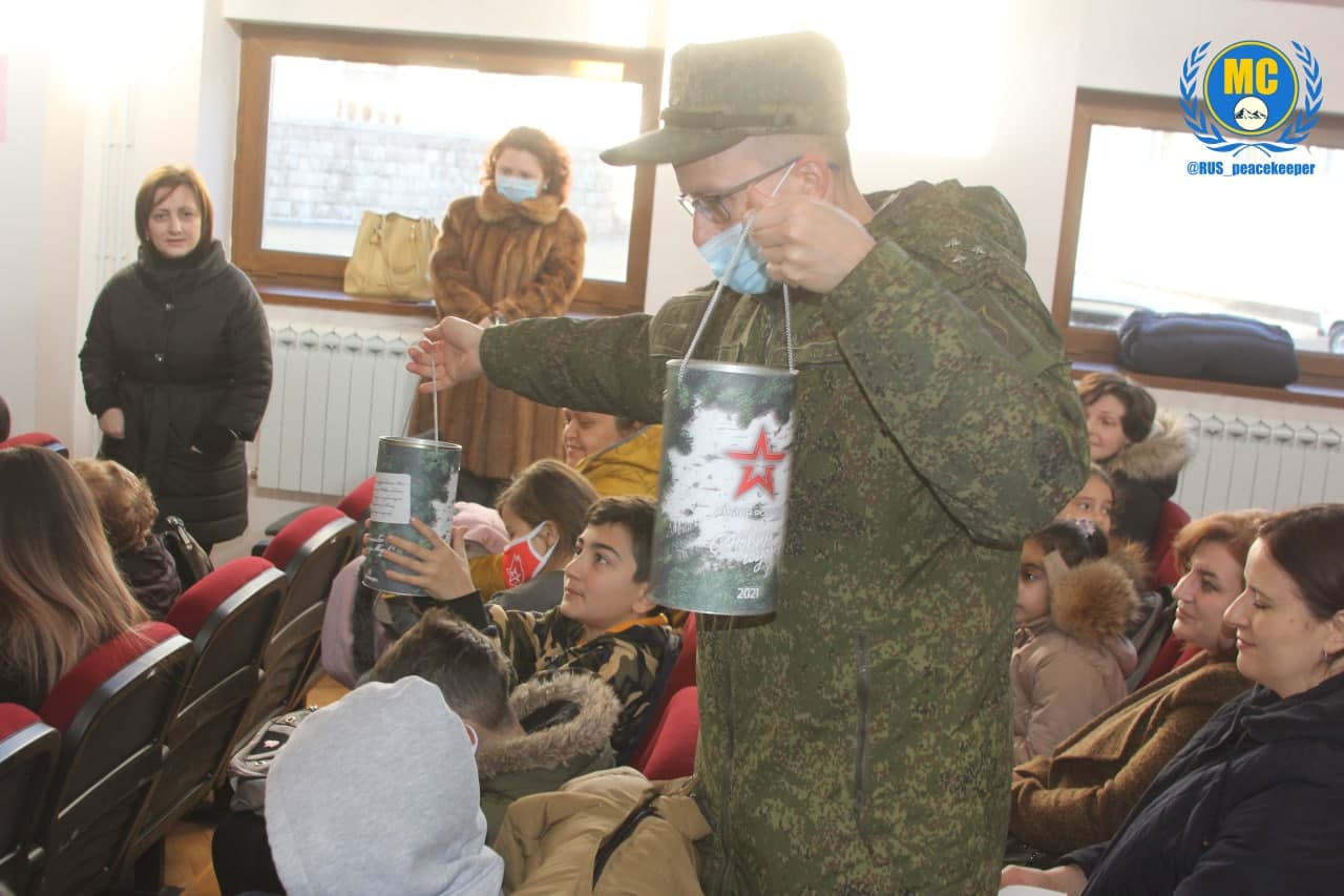 Акцию «Юнармия – детям Карабаха» провели миротворцы в одной из школ Степанакерта