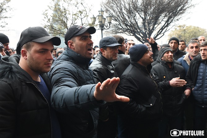 Перекрывают дороги, грозятся перегнать скот к зданию правительства Армении 