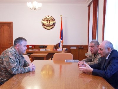 Президент Арцаха и глава Генштаба ВС Армении обсудили вопросы армейского строительства