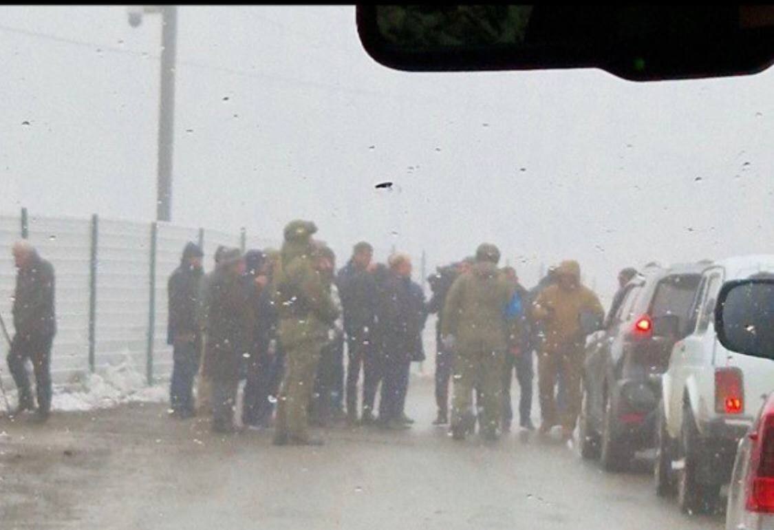 Группа азербайджанцев в гражданской одежде перекрыла трассу Степанакерт - Горис