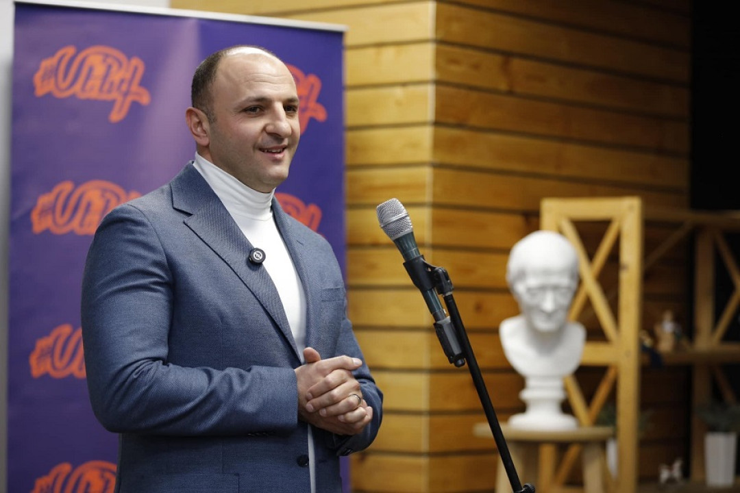Իրավապահները խուզարկում են Կարեն Սիմոնյանի բնակարանը