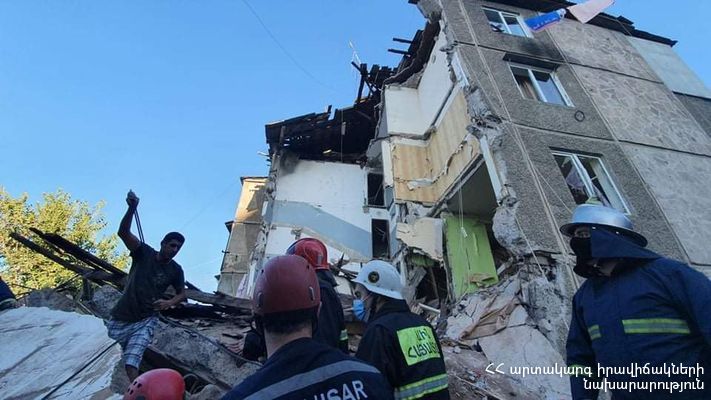 Взрыв из-за утечки газа разрушил здание в Ереване: трех человек вытащили из под завалов 