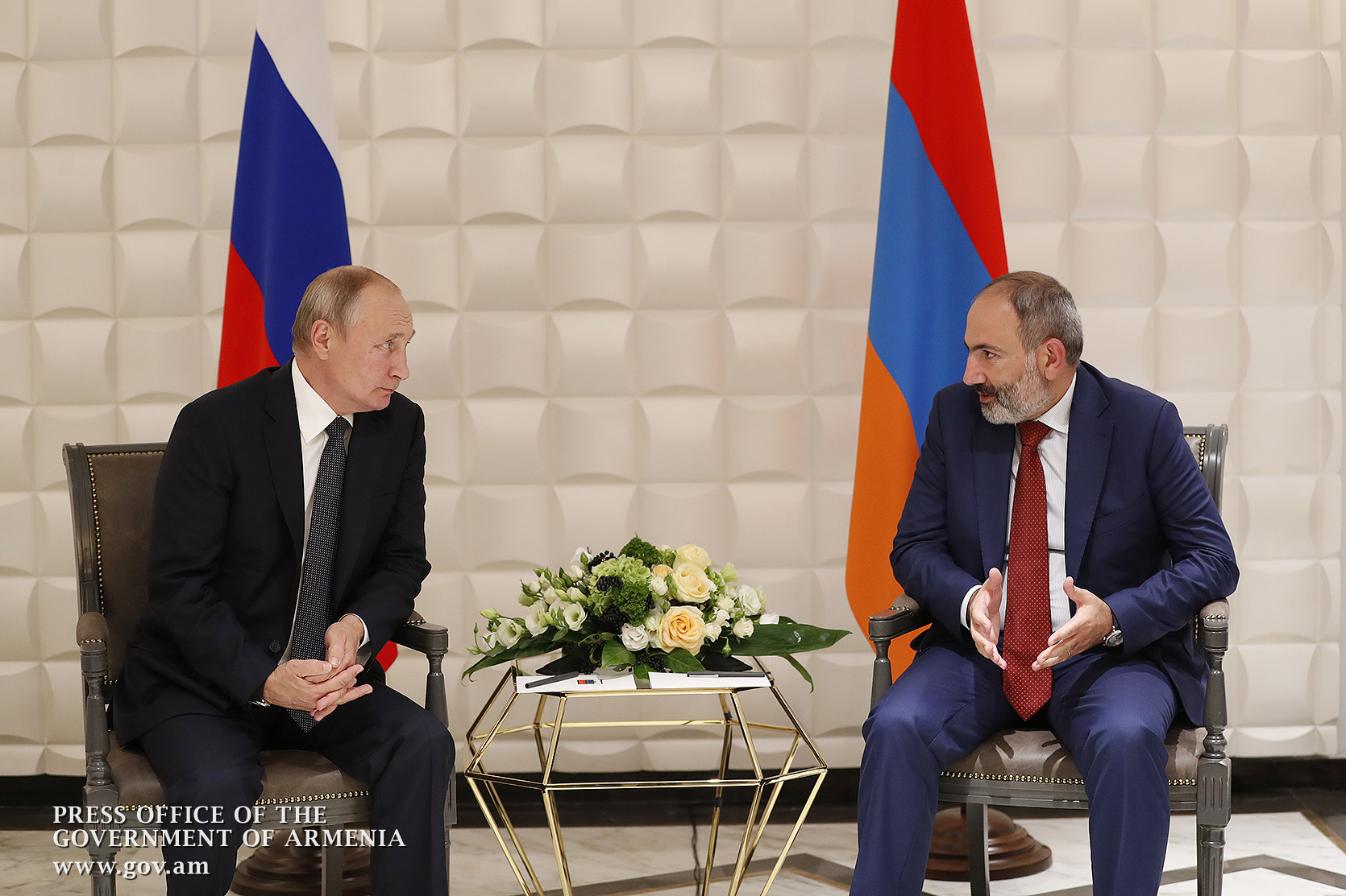 Пашинян и Путин договорились приложить усилия для урегулирования кризиса в Карабахе