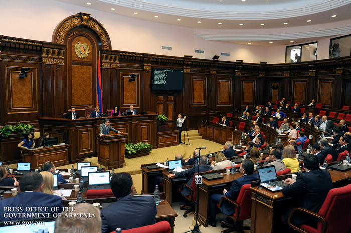 Парламент Армении принял программу правительства на 2017-2022 гг.