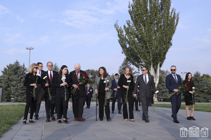 Делегация Палаты представителей США посетила мемориал в Цицернакаберде