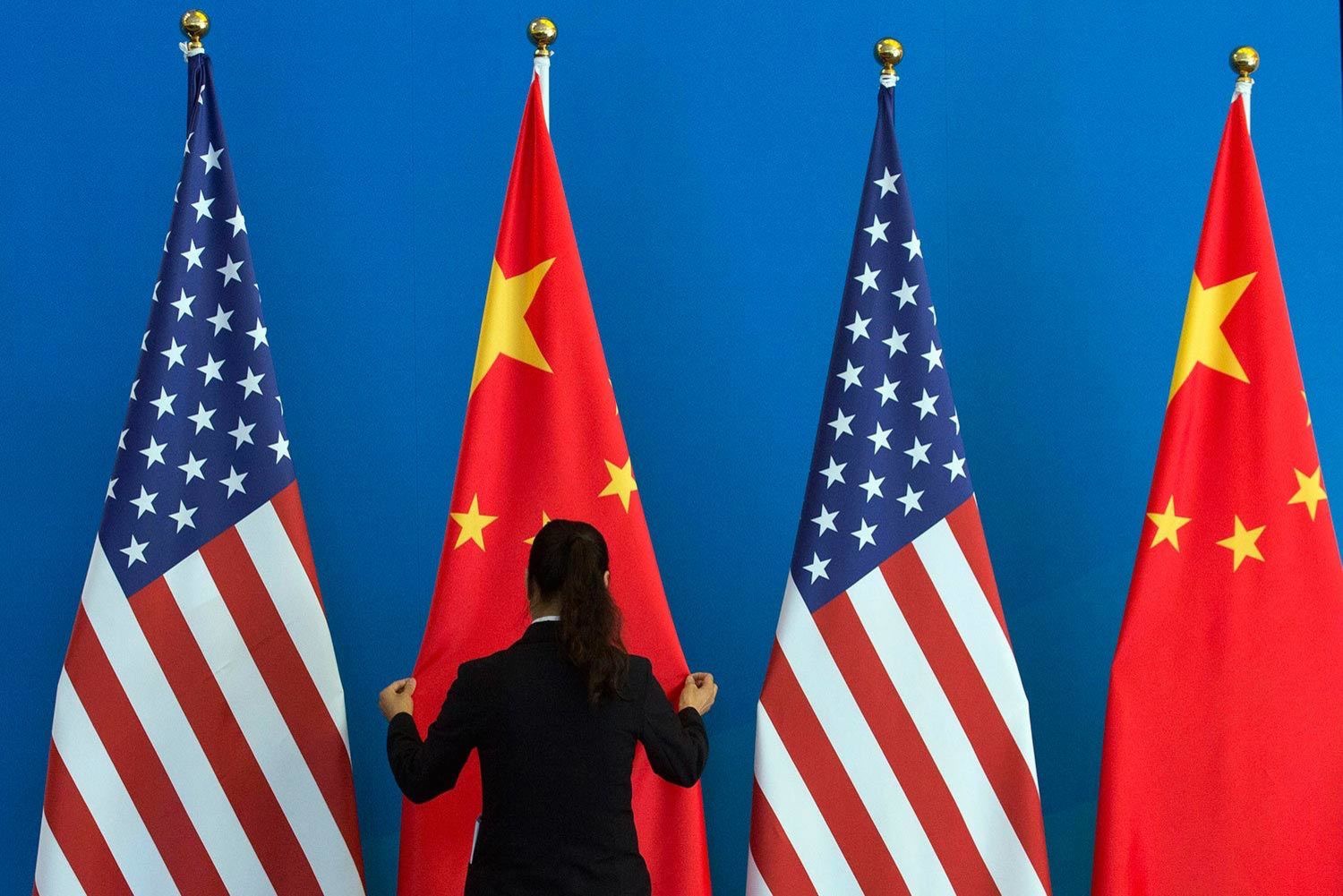 МИД КНР: американские политики своими заявлениями негативно влияют на отношения с Китаем