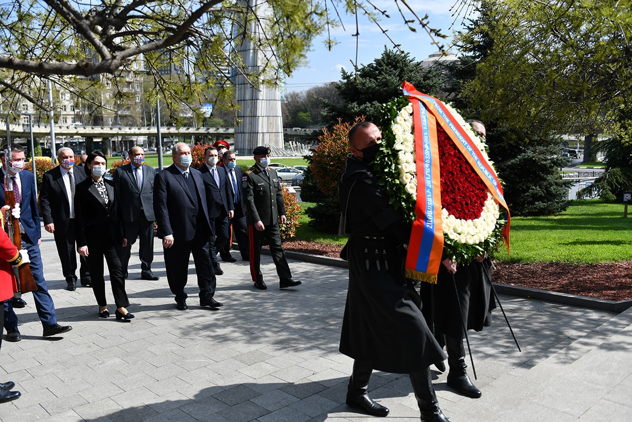 Президент Армен Саркисян посетил площадь Героев в Тбилиси