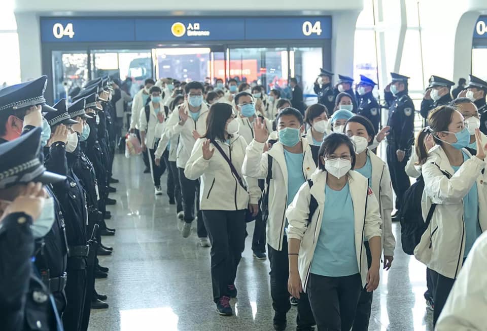 Օրվա կադր. իտալացի ոստիկանները դիմավորում են Չինաստանից ժամանած բժիշկներին