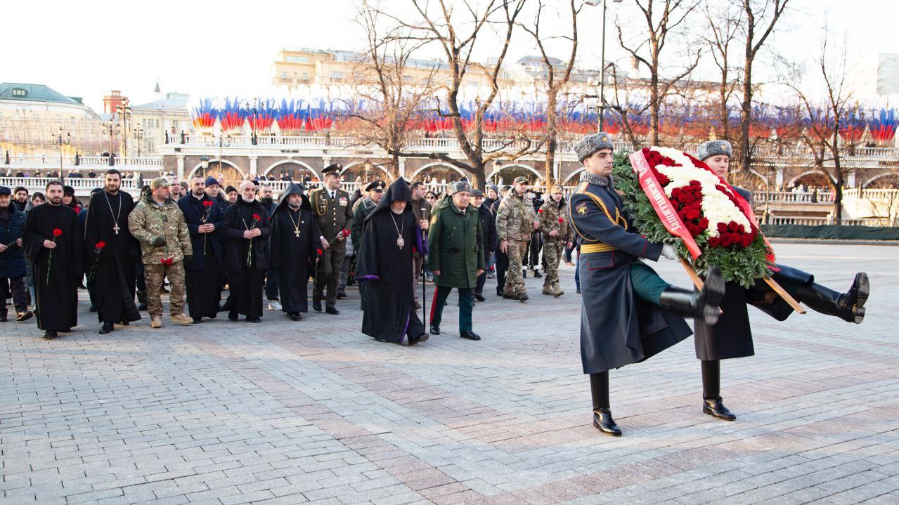 Армянская община возложила венок и цветы к Могиле Неизвестного Солдата у Кремлёвской стены