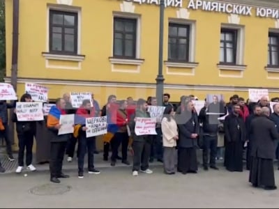 У посольства Армении в Москве проходит акция протеста
