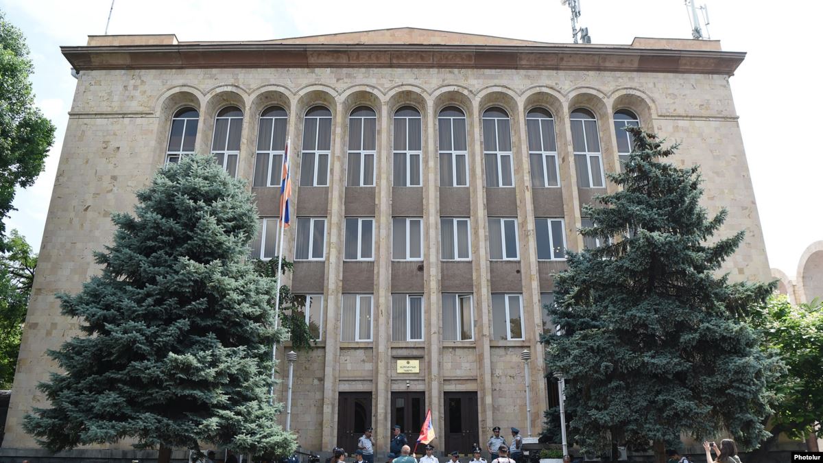 Конституционный суд отклонил инициативу парламента о прекращении полномочий Товмасяна