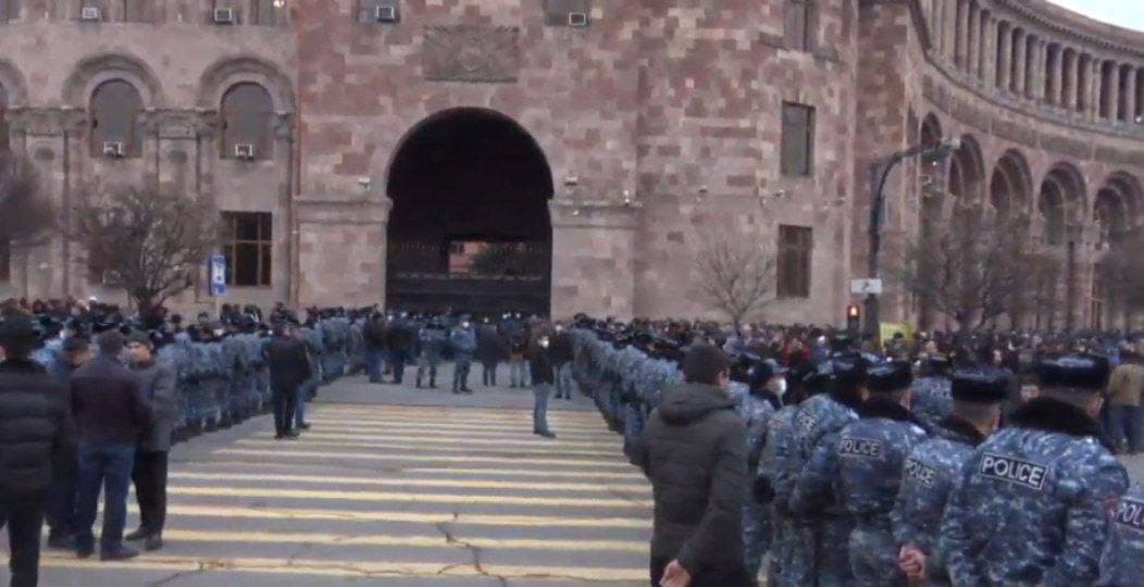 Сторонники Пашиняна стягиваются на площадь Республики 