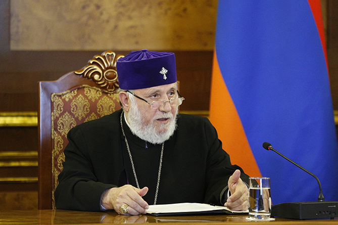 Католикос всех армян Гарегин Второй призвал освободить Кочаряна из-под ареста