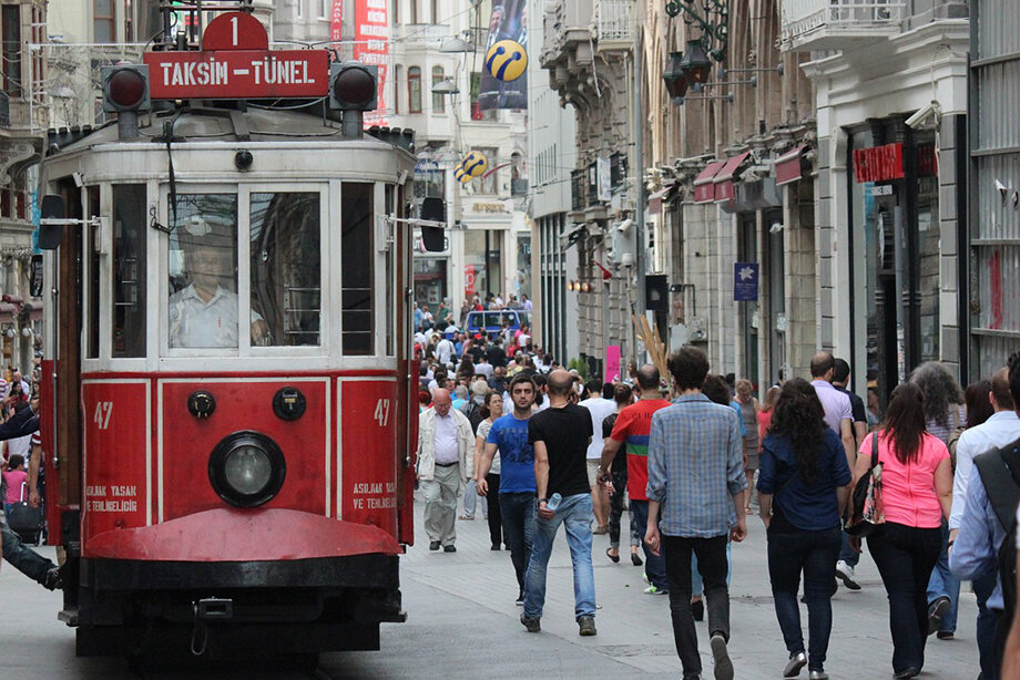 В Стамбуле тарифы на проезд в общественном транспорте подорожали на 51,52 процента