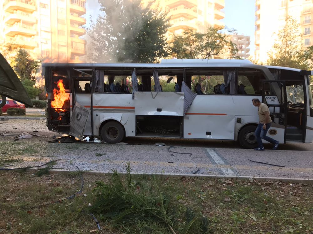 В Турции взорвали автобус с полицейскими: есть пострадавшие