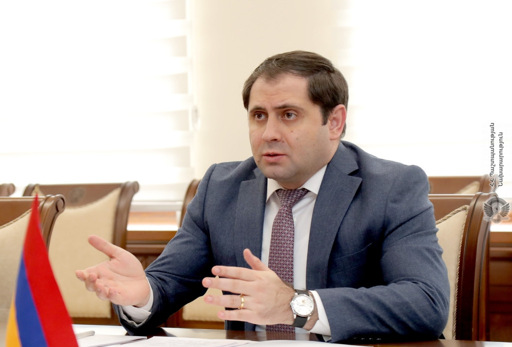 Министр обороны Армении Сурен Папикян приехал в Иран с официальным визитом