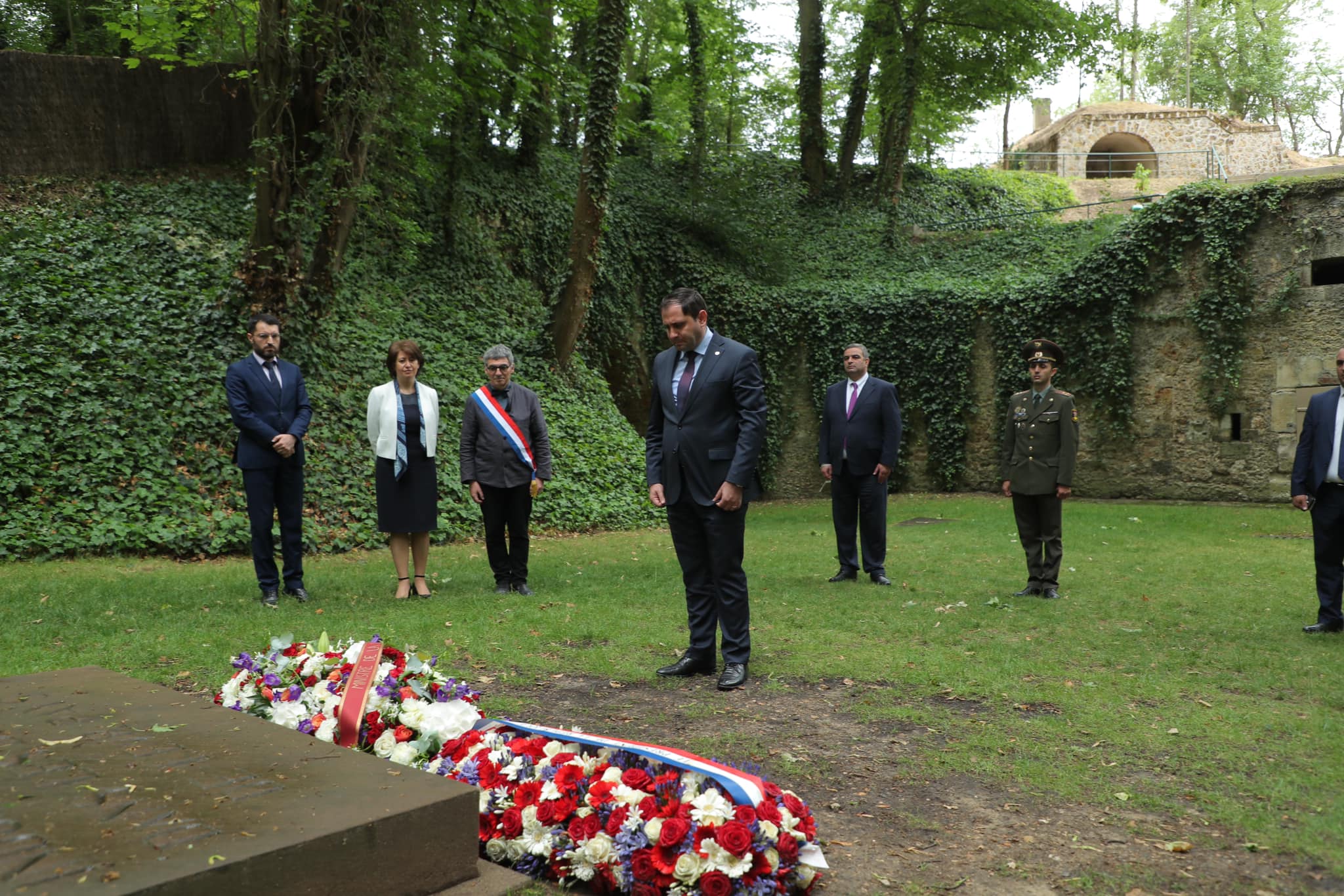 Министр обороны РА возложил цветы к мемориалу «Сражающаяся Франция»