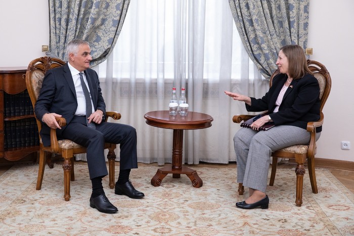 Вице-премьер Армении принял посла Линн Трейси