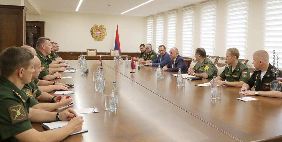 Аршак Карапетян принял делегацию военных специалистов оборонного ведомства России