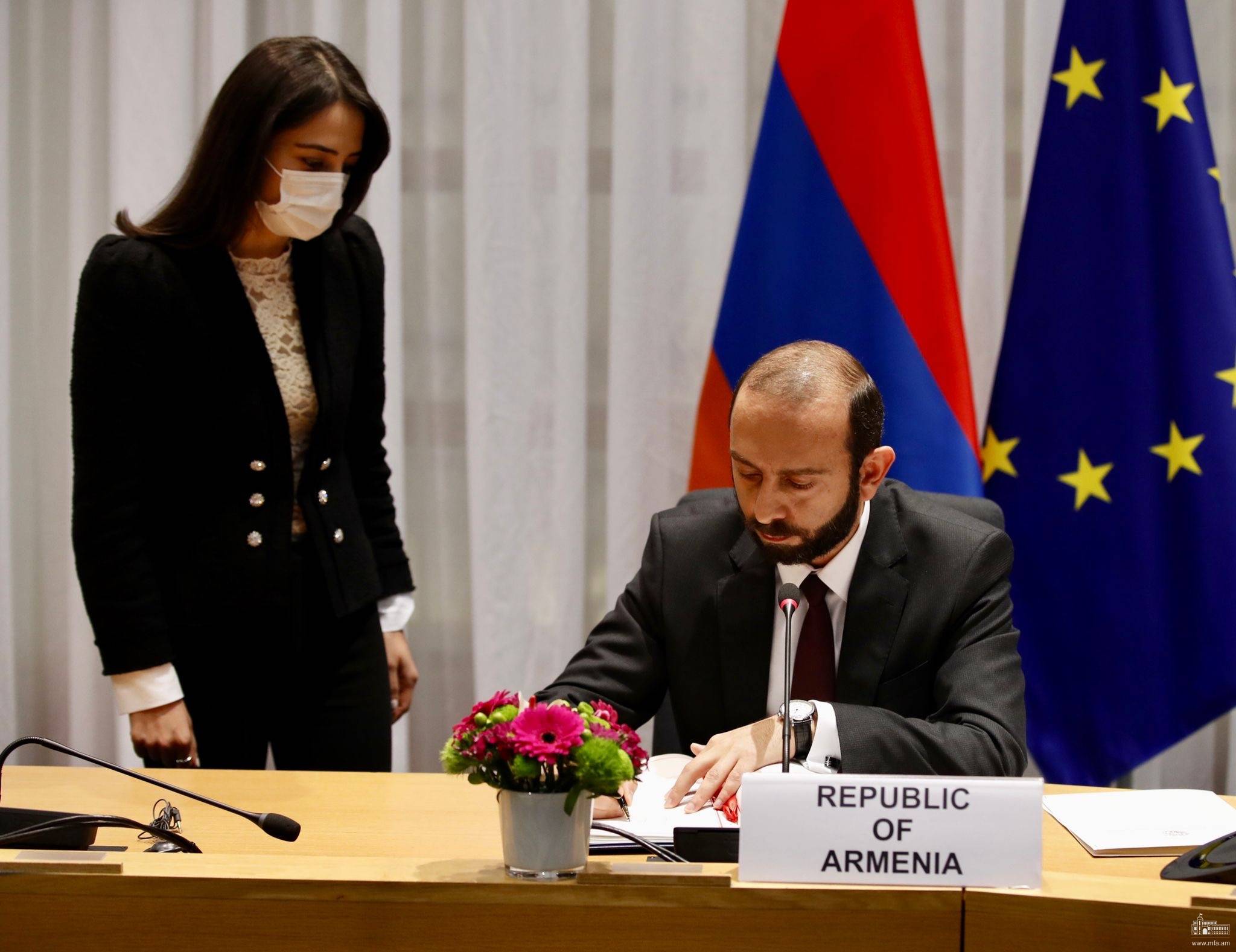 Мирзоян подписал в Брюсселе соглашение об общем авиационном пространстве Армения-ЕС