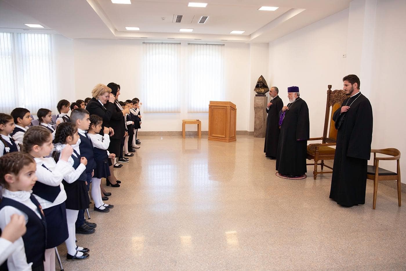 Католикос Всех Армян принял школьников
