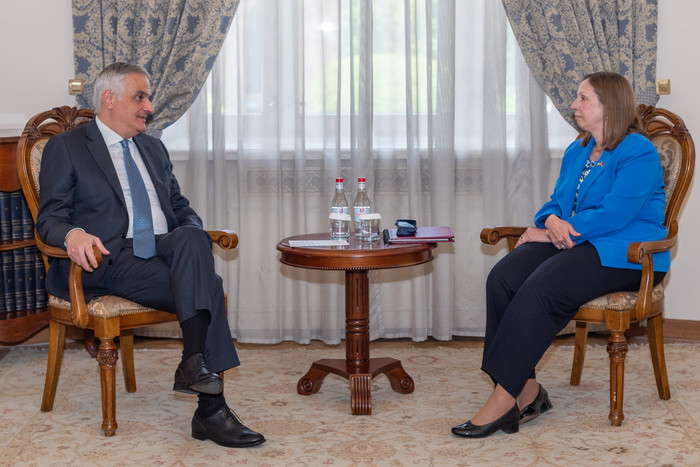 Вице-премьер Армении и посол США обсудили разблокировку транспортных коммуникаций