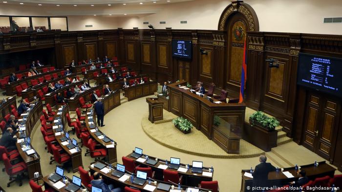 «Отпускные» настроения: парламенту удалось обеспечить кворум со второго раза     