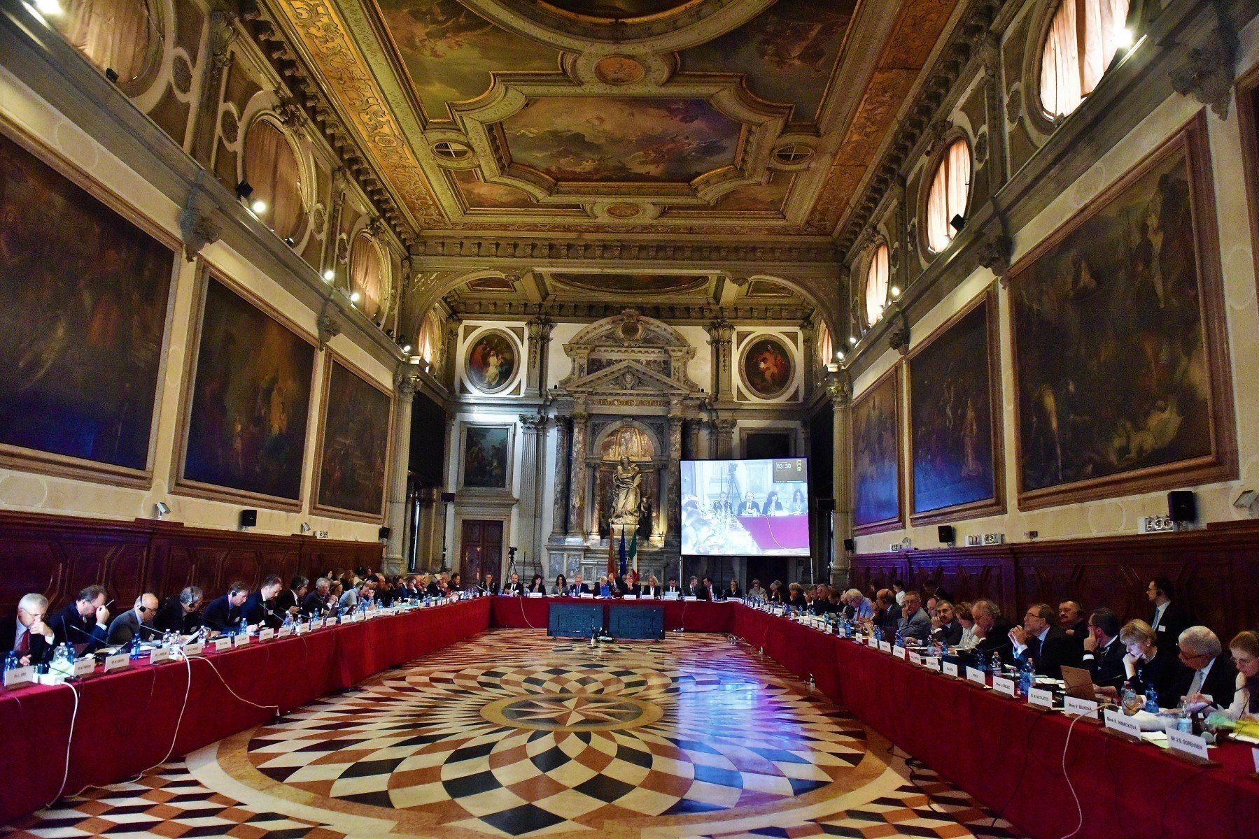 Венецианская комиссия дала положительное заключение по трем вопросам, поднятым властями 