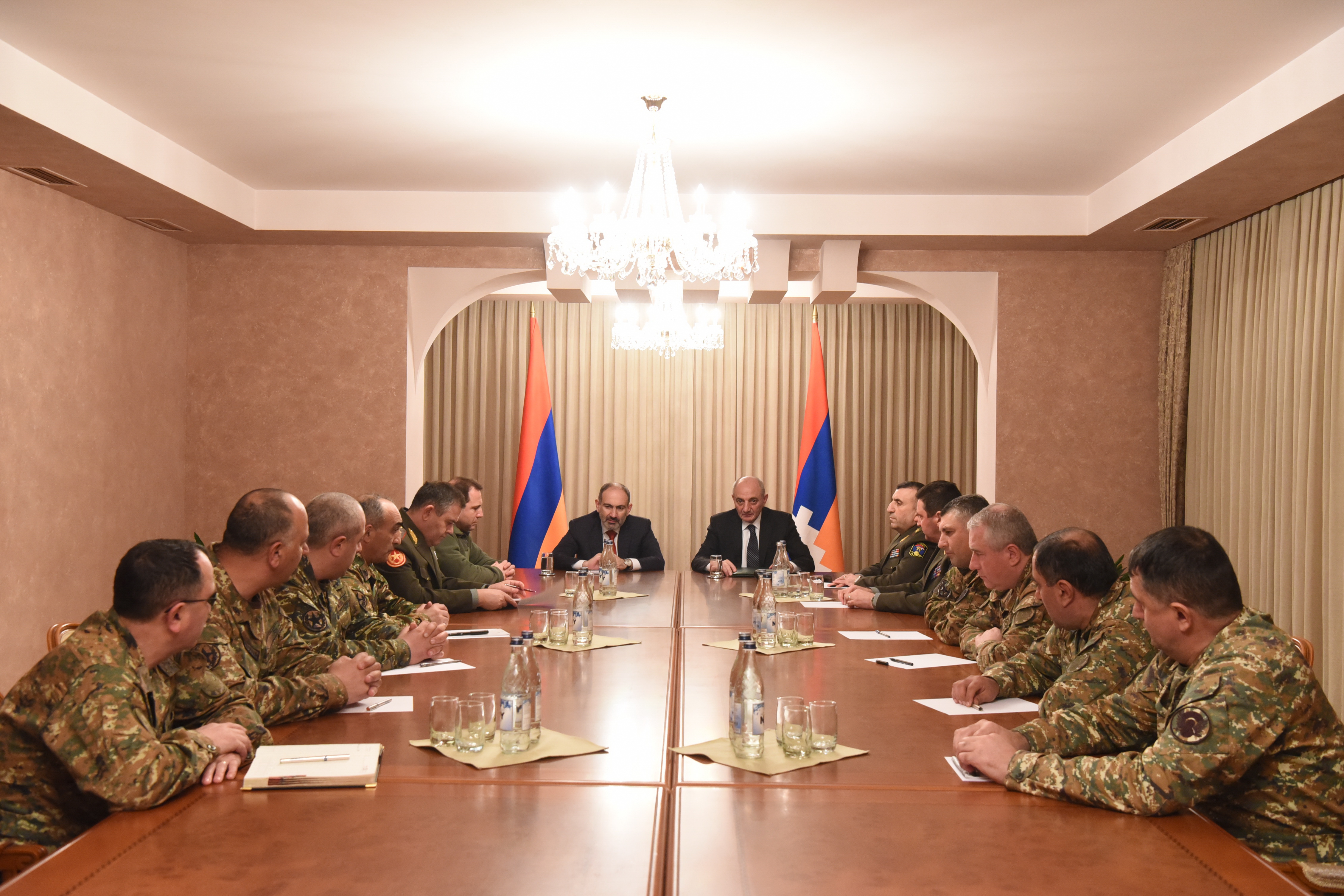 Никол Пашинян и Бако Саакян провели совещание с участием руководящего состава ВС