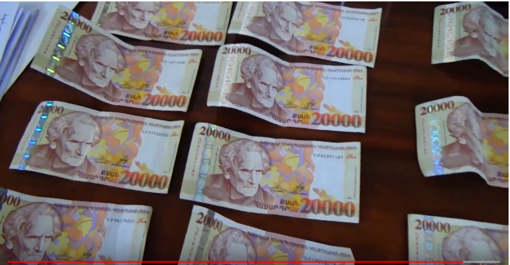 Լրագրողի պայուսակից ոստիկանները հայտնաբերել են շորթմամբ հափշտակած գումարը (ՏԵՍԱՆՅՈՒԹ)