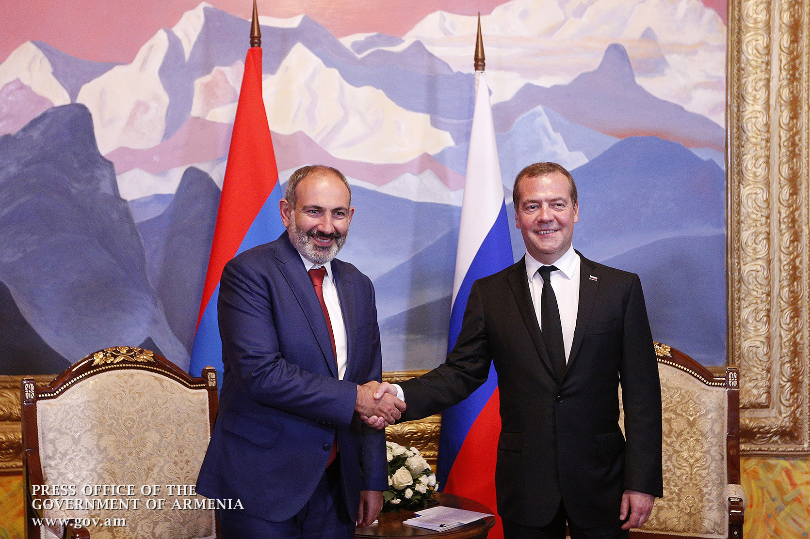 Газ, атомная энергетика, авиаперевозки: в Киргизии состоялась встреча Пашинян – Медведев 