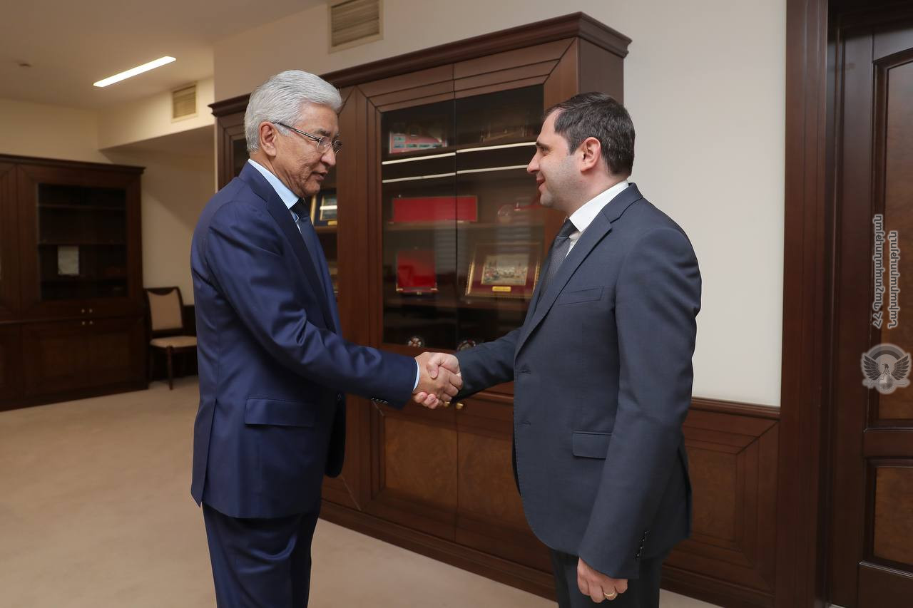 Глава МО Армении принял делегацию во главе с генсеком ОДКБ
