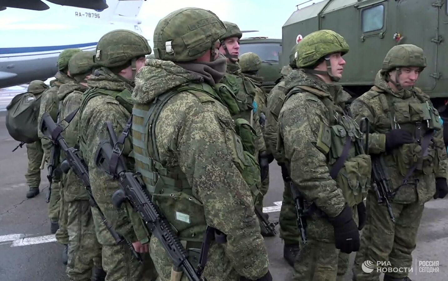 Самолеты с российскими миротворцами из состава сил ОДКБ вылетели из Казахстана