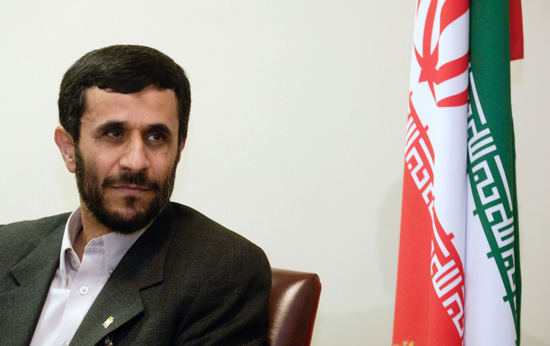 Махмуд Ахмадинежад подал документы для участия в выборах