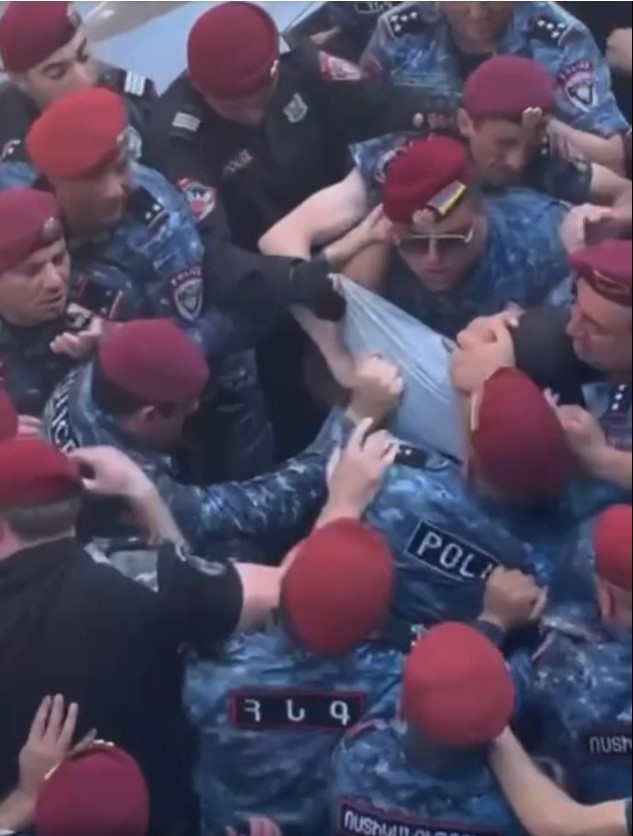 Կարմիր բերետավորները հարձակվել, ծեծել, բերման են ենթարկել ընդդիմադիր պատգամավորին (VIDEO)