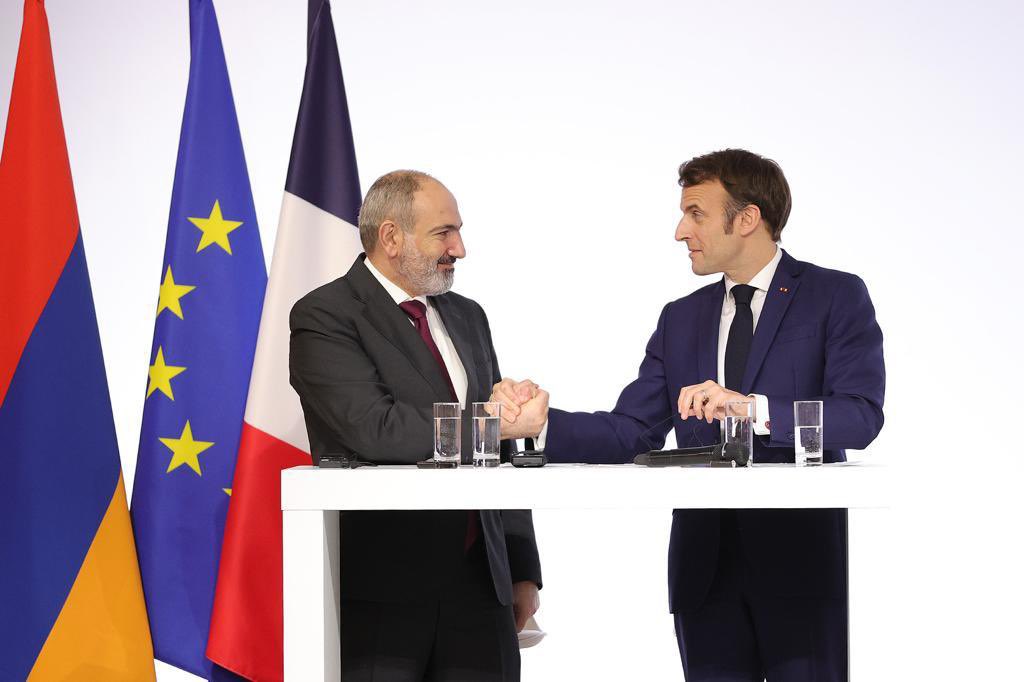 Во имя процветания французского народа: Пашинян поздравил Макрона  