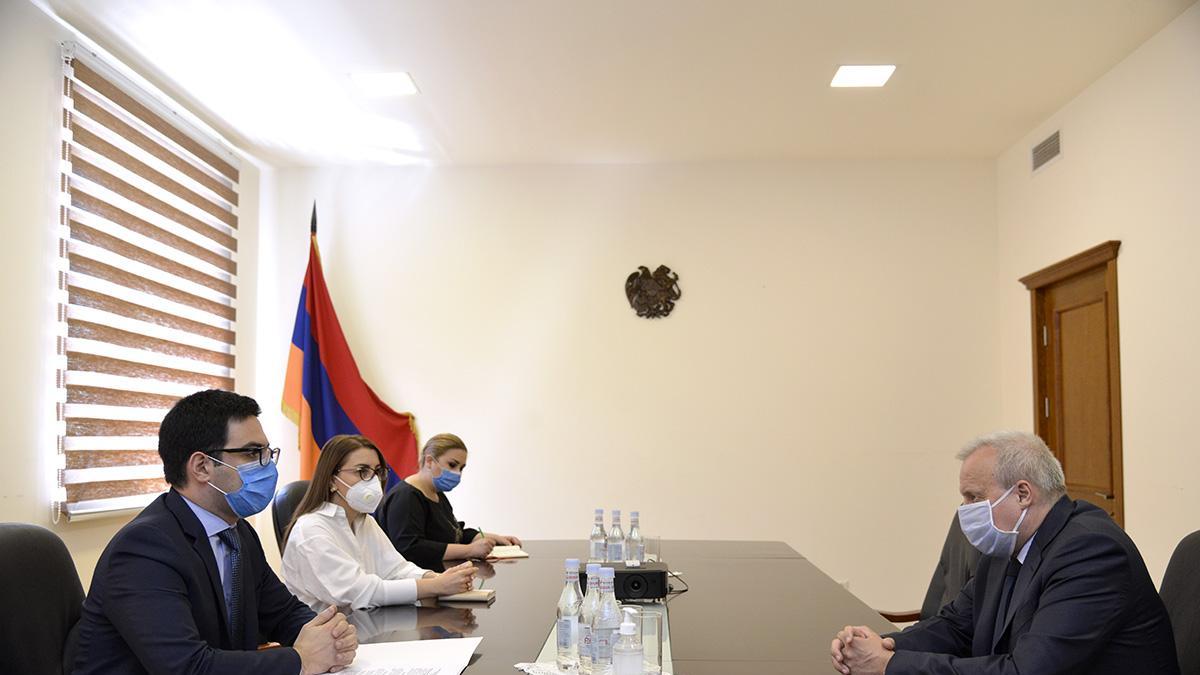 Министр юстиции представил послу РФ конституционные изменения в Армении
