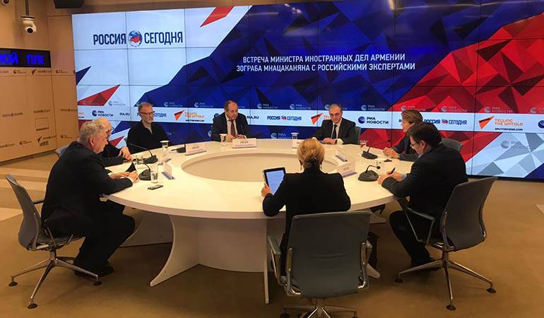 Зограб Мнацаканян в Москве провел закрытое обсуждение-встречу с российскими экспертами   